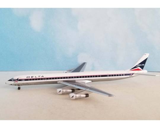 Delta DC-8-61 N824E 1:400 Scale Aeroclassics AC411381
